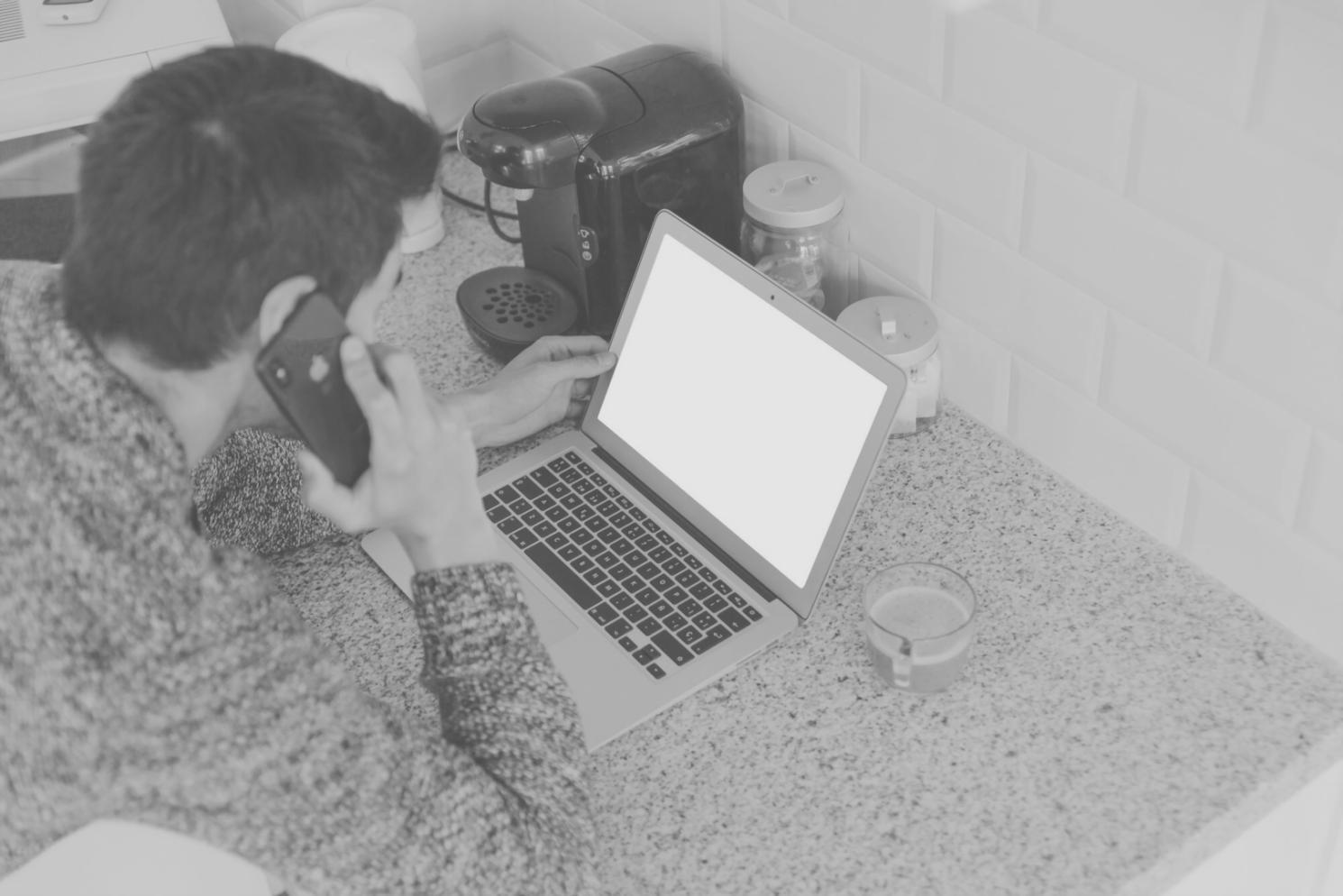 Bureau accueillant avec espace de consultation financière