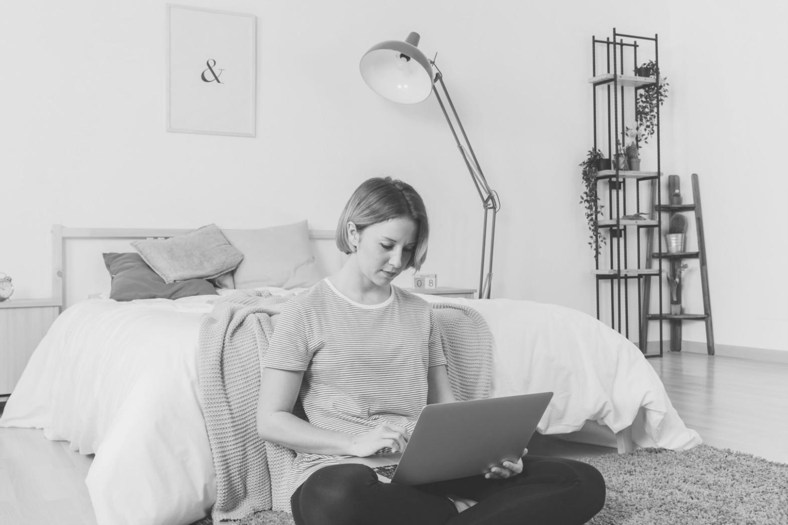 Famille planifiant ensemble leur avenir financier