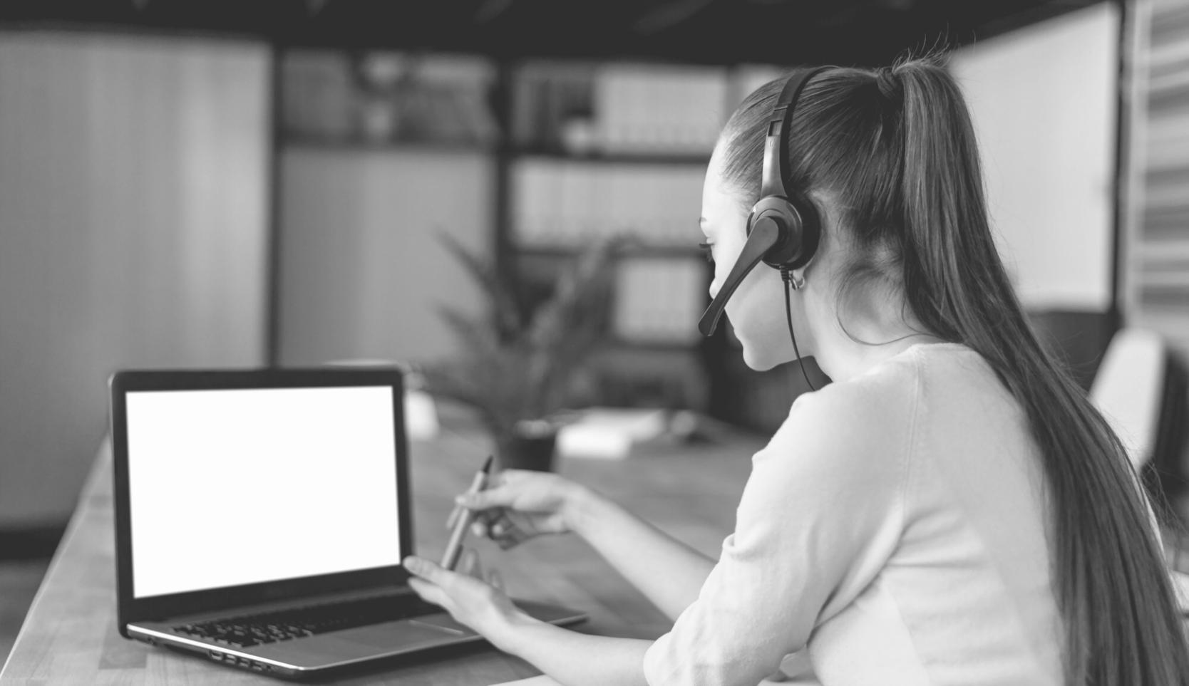 Famille travaillant ensemble sur leur planification financière avec confiance et sérénité